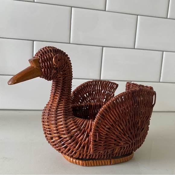 Lovely Small Wicker Brown Bird Duck Swan Basket - Picture 2 of 5